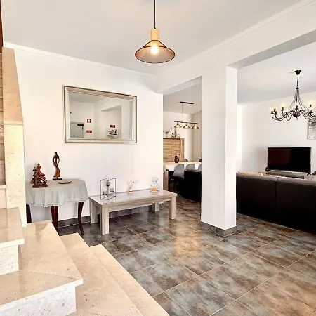 Дом отдыха Large House Near Beaches & Surf Атогиа-да-Балейя