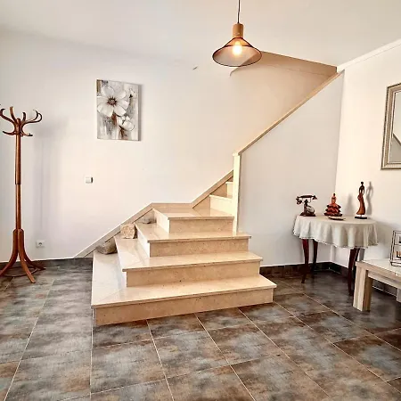 Дом отдыха Large House Near Beaches & Surf Атогиа-да-Балейя
