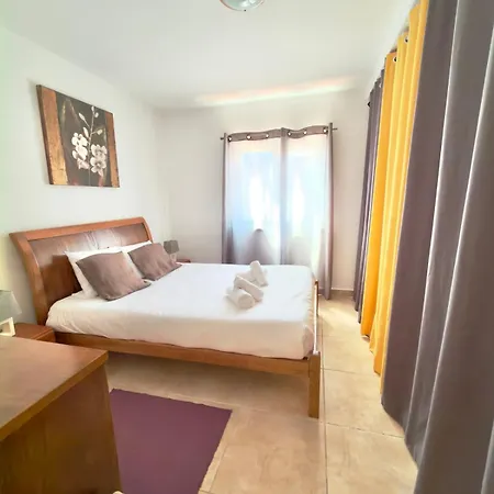 Дом отдыха Large House Near Beaches & Surf Атогиа-да-Балейя