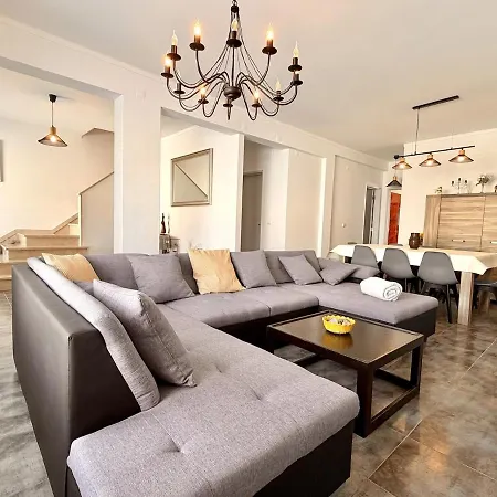 Large House Near Beaches & Surf Дом отдыха *